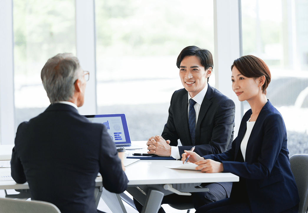 官僚OBと企業担当者の打ち合わせの様子